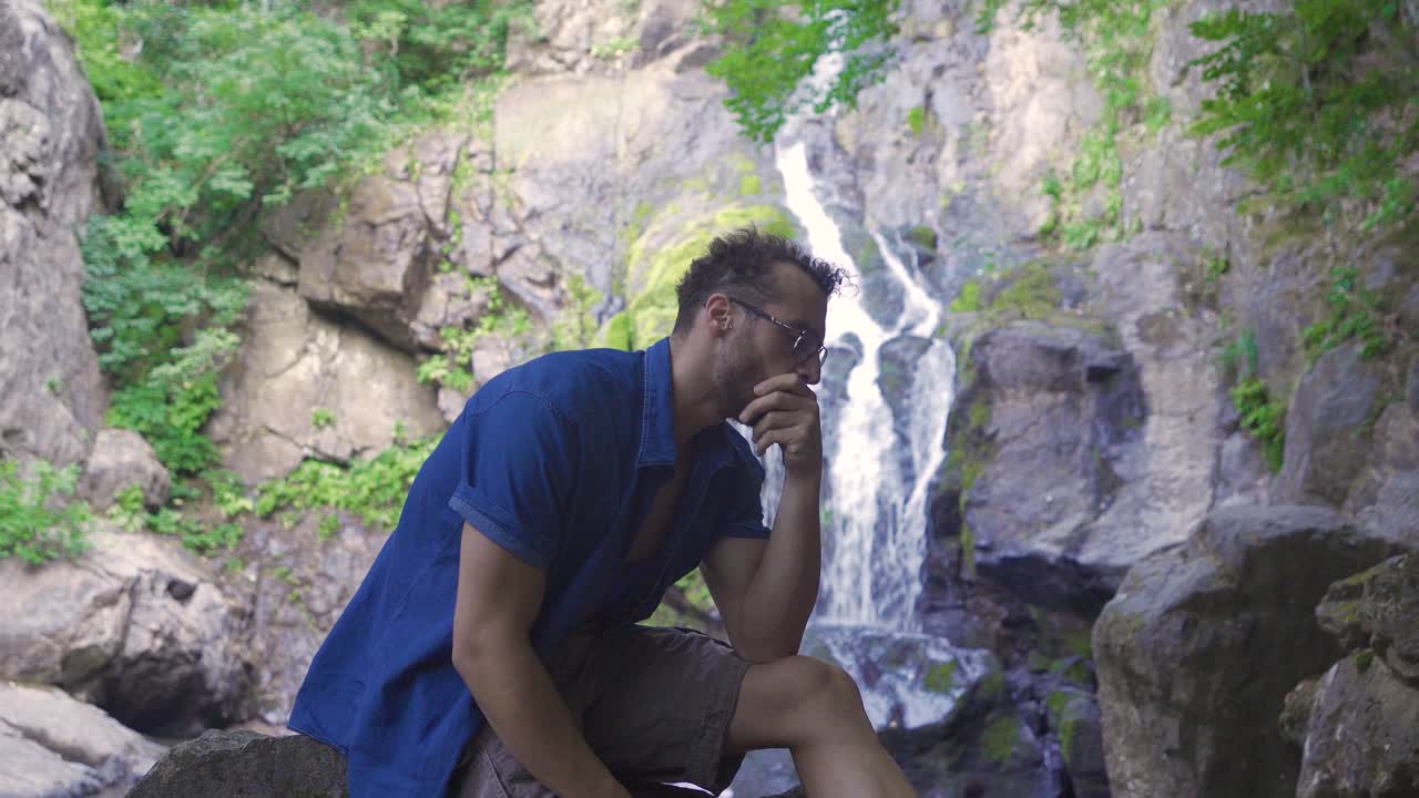 자연에서 슬픈 사람.