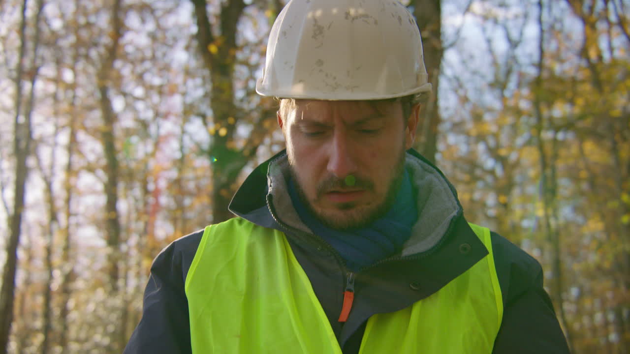 revelación en cámara lenta, trabajador escribiendo hallazgos desde un lugar rural