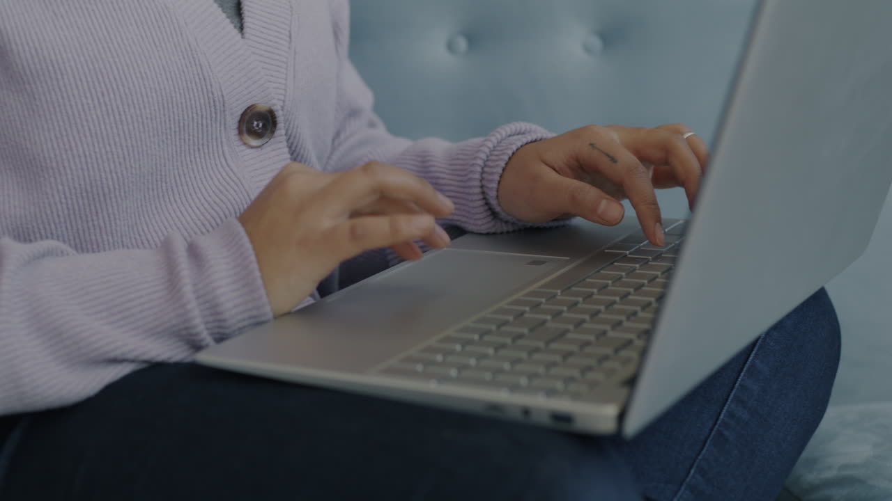 Mujer que trabaja en la computadora portátil