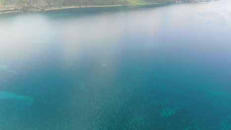 Vista-De-Drones-En-Albania-Volando-Sobre-La-Vista-Superior-Del-Lago-Ohrid-Aguas-Cristalinas