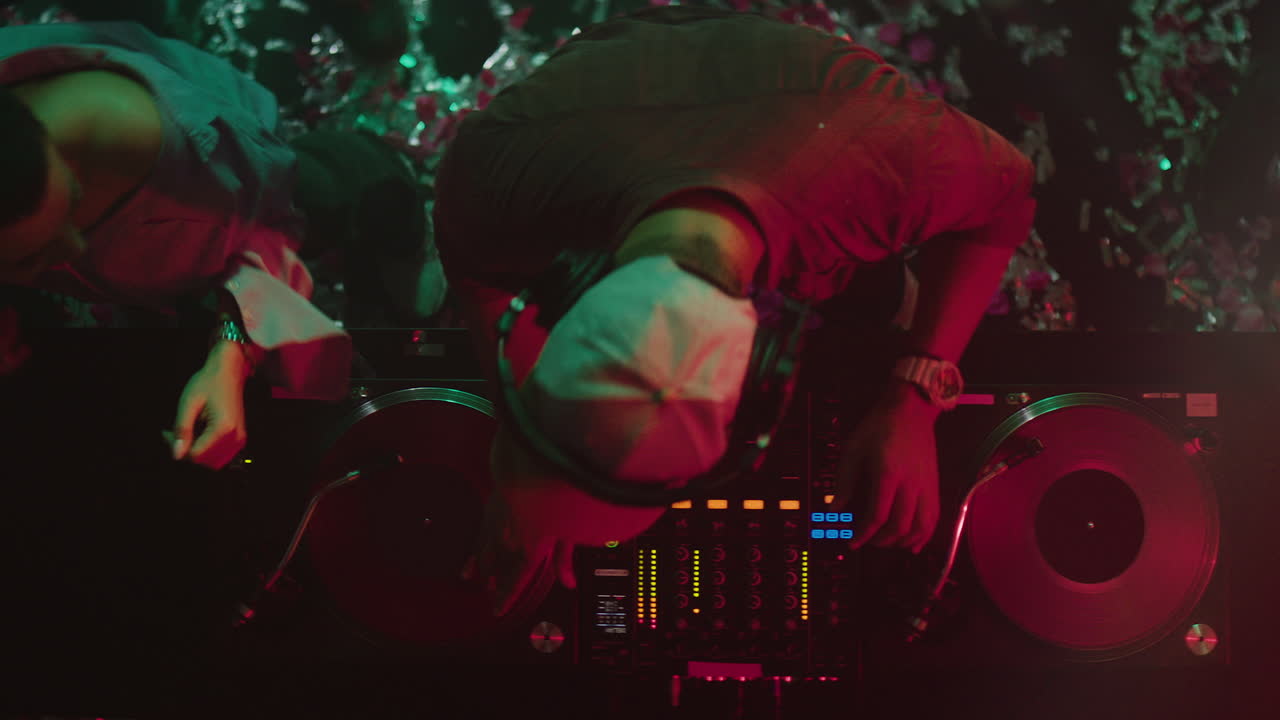 djs actuando en un club