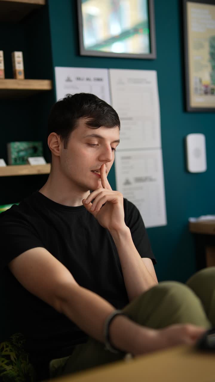 hombre en una discusión