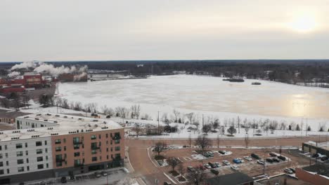 Aéreo,-Río-Wisconsin-Congelado-Durante-La-Temporada-De-Invierno-En-Stevens-Point,-Wisconsin