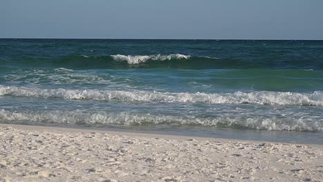 Dramatic-slow-motion-waves-crash-on-beautiful-white-sands-of-Florida