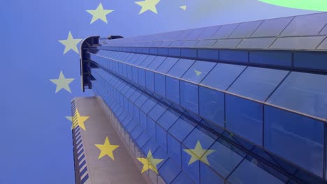 Animación-De-La-Bandera-De-La-Unión-Europea-Sobre-Un-Moderno-Edificio-De-Oficinas.