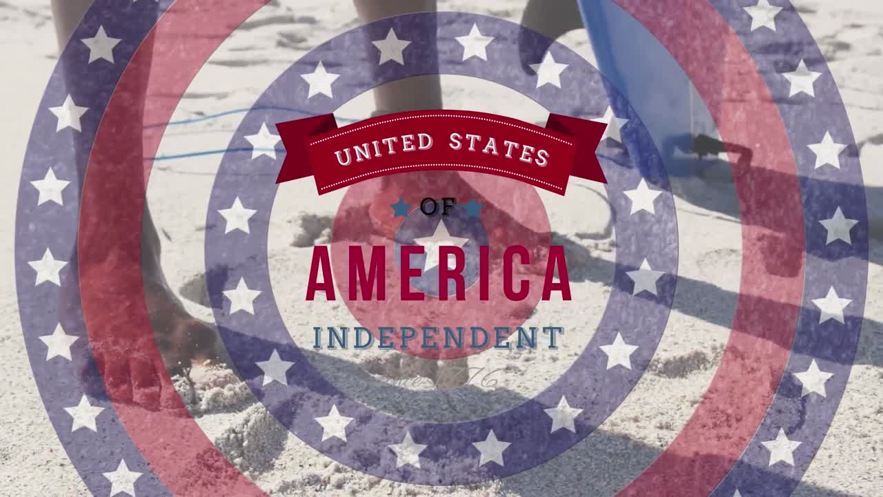 스피닝 서클과 독립기념일 텍스트에 있는 별들이 해변에 서핑 보드를 가진 사람을 상대로 있습니다.