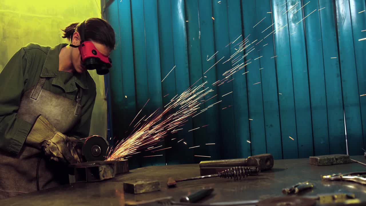 soldadora trabajando en un taller de trabajo