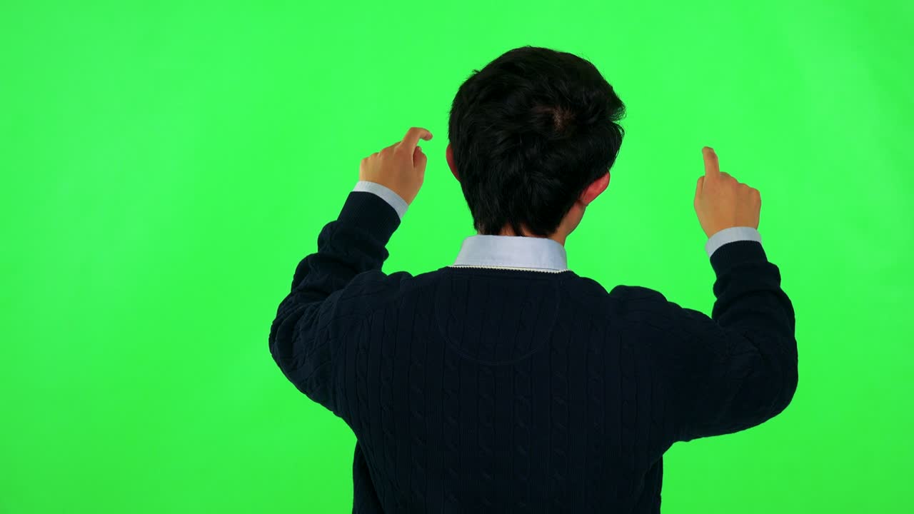 아시아인 남자가 인터랙티브 보드에서 일하고 있습니다. - 그린 스크린 스튜디오