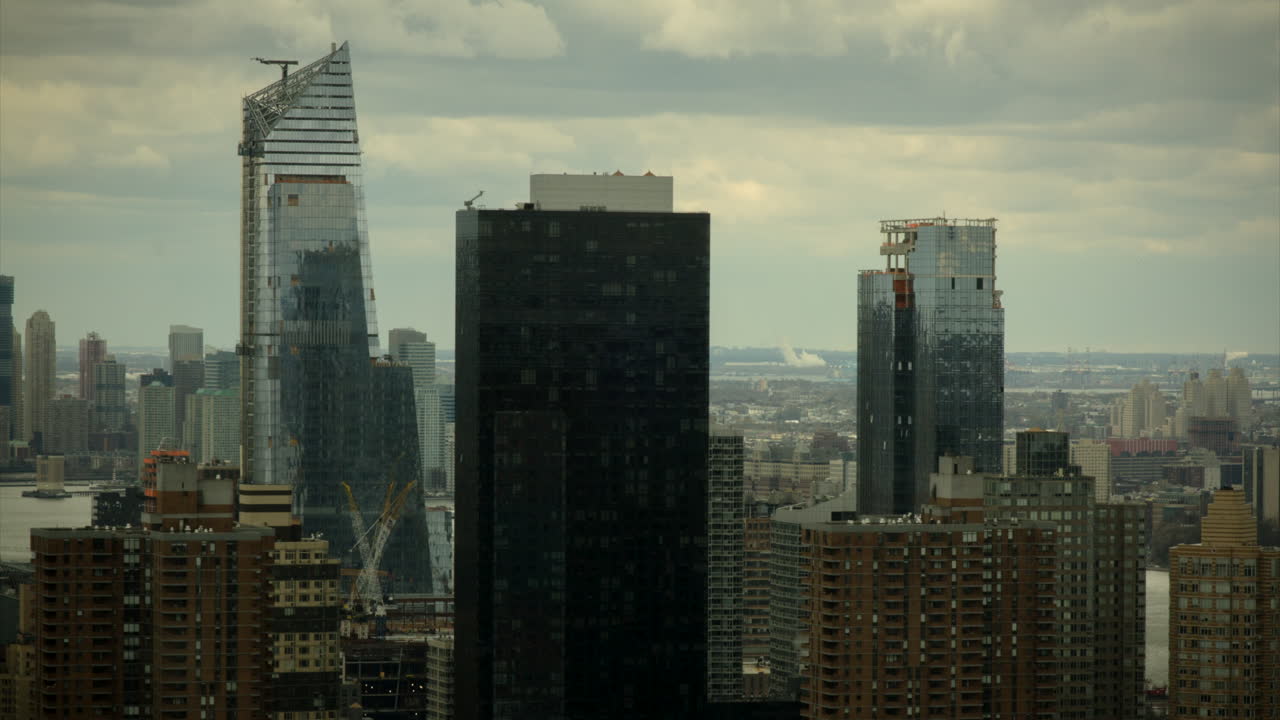 este es un lapso de tiempo del horizonte de nueva york mientras la cámara mira hacia el centro y el parque de baterías