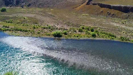 Fluss-Im-Norden-Patagoniens,-Umgeben-Von-Wüste