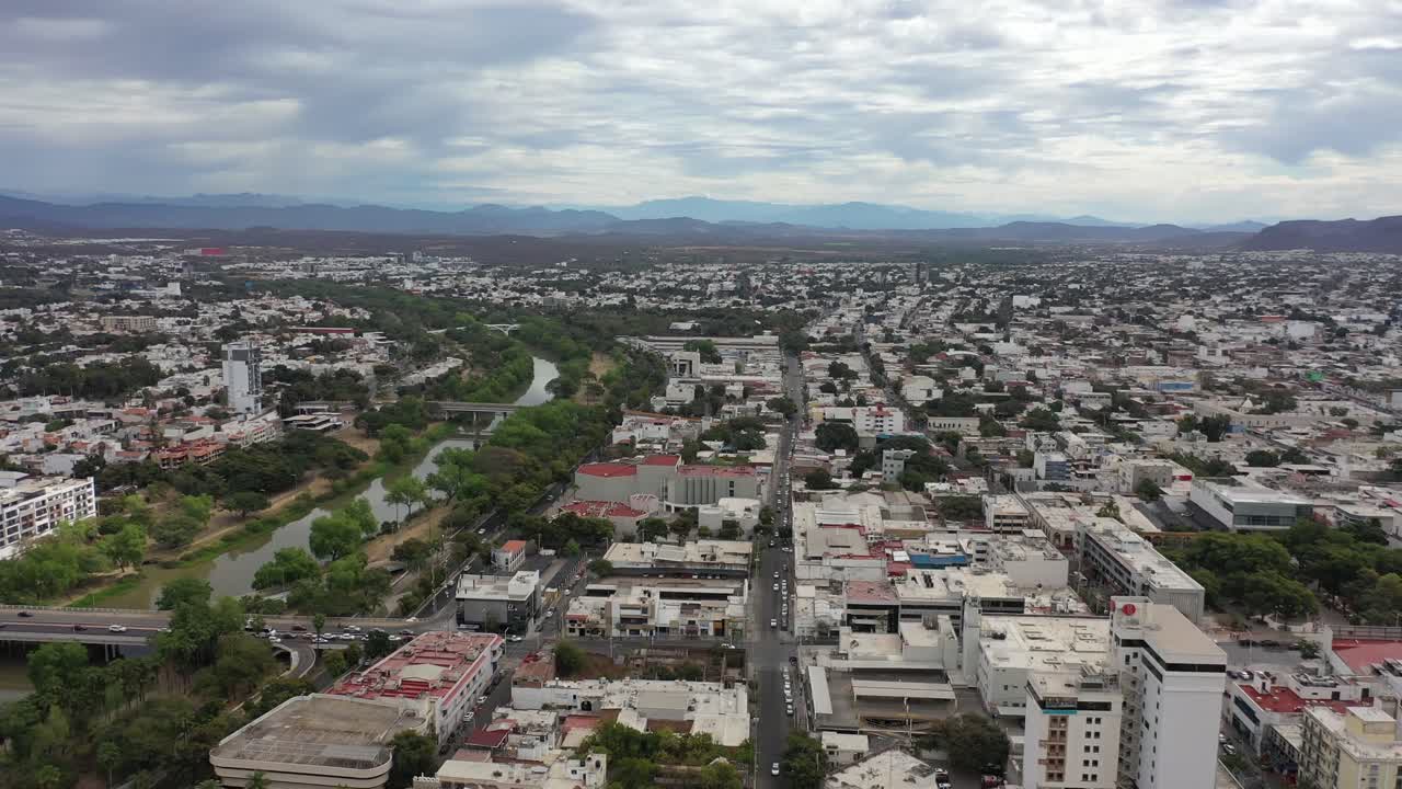 ciudad de culiacan sinaloa, vista panorámica desde el cielo, río tres ríos y centro de la ciudad desde el cielo vista de dron 4k, república de méxico, ciudad de culiacan sinaloa desde el cielo con toma de dron 4k