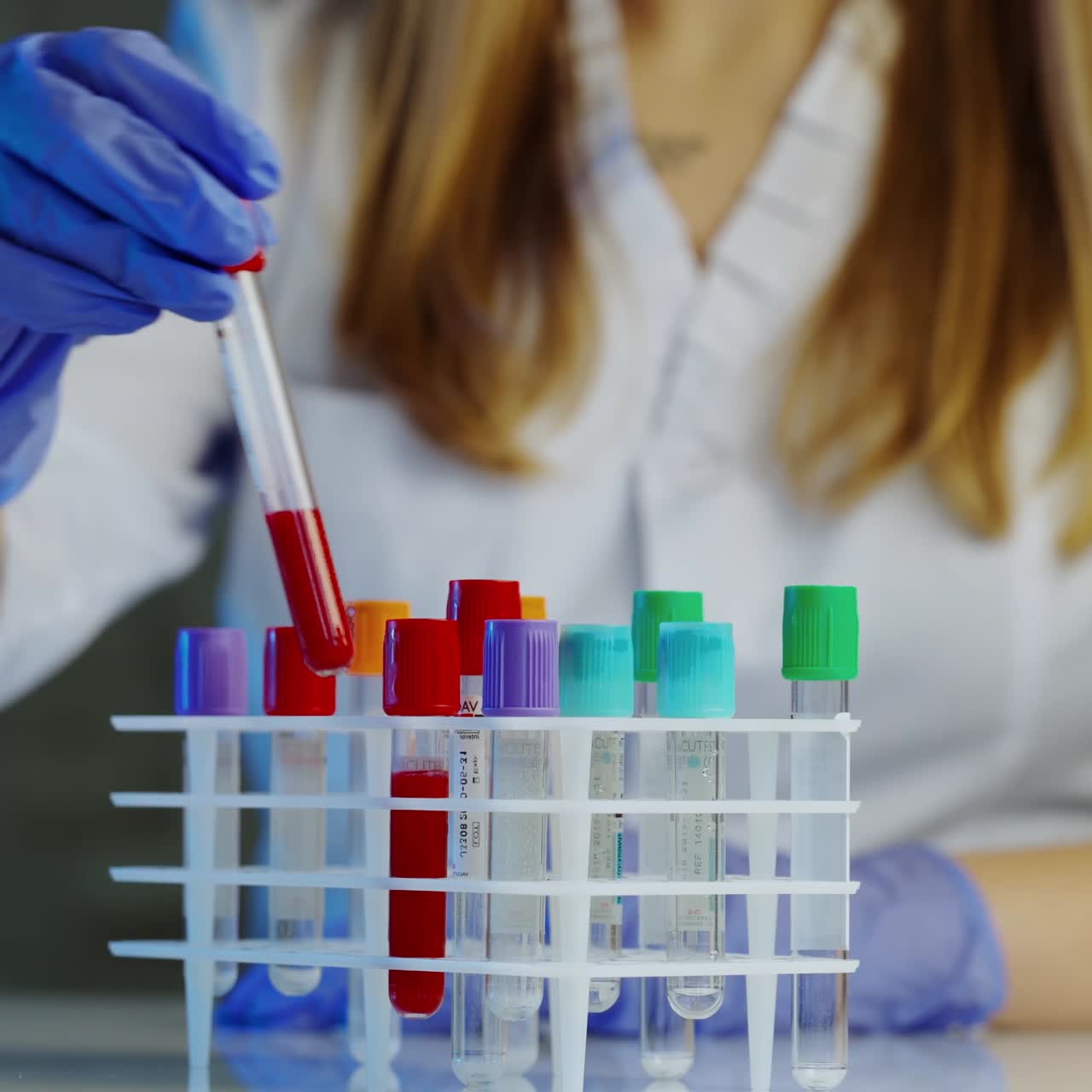 científico sosteniendo un tubo de ensayo