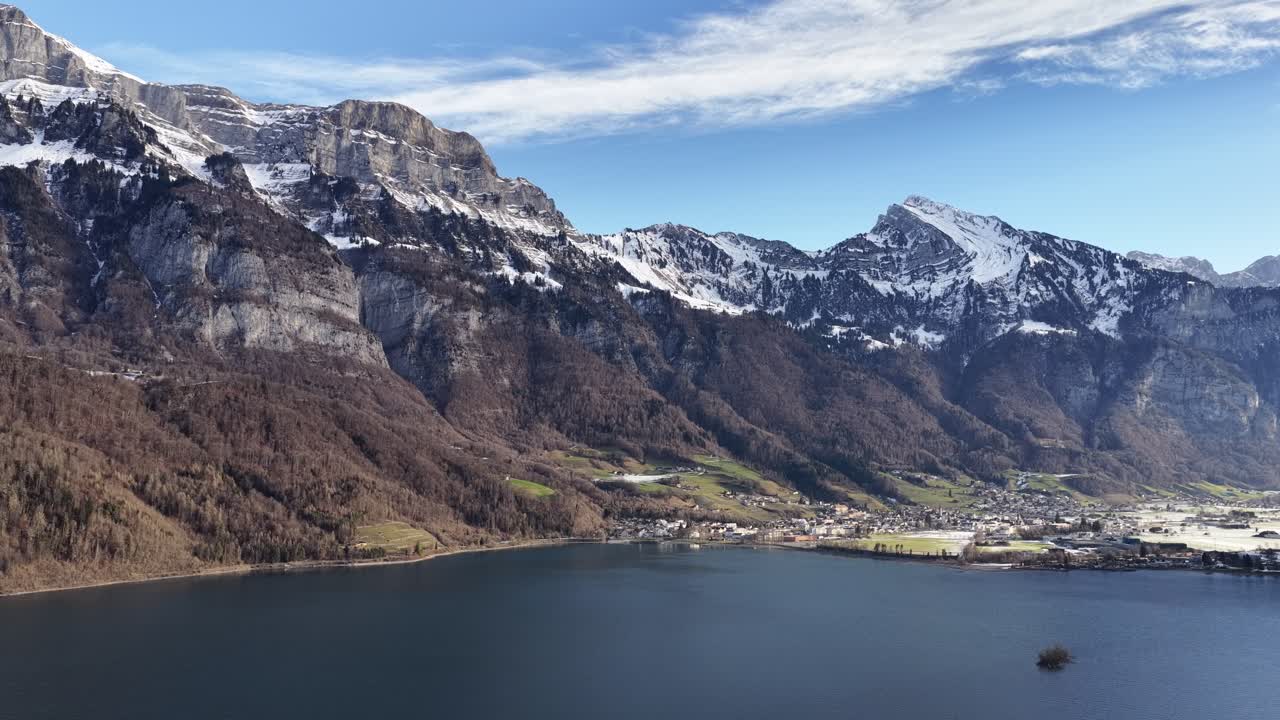 Vastasatanutta lunta Churfirstenin Alpeilla, etualalla Walensee ja sen rannalla Walenstadtin kylä