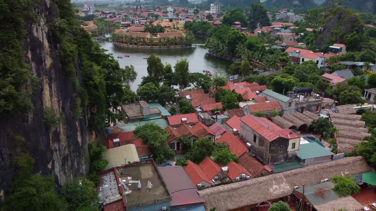 , 베트남 공중 촬영 풍경의 아름다움을 보여주는 울창한 초록색과 강변 마을