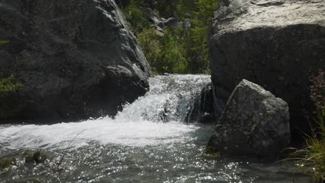 corriente fresca que corre sobre el río rocoso.