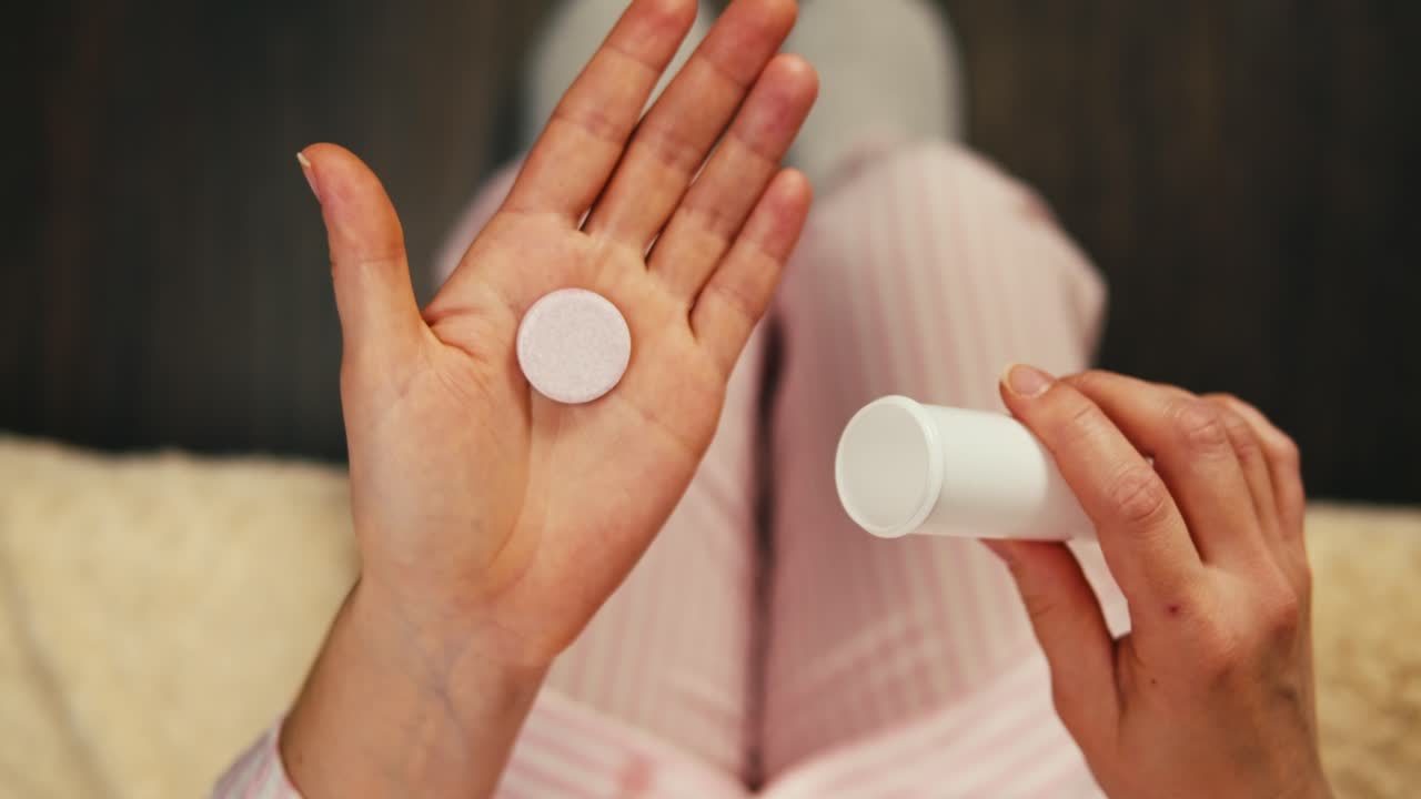 mujer con una píldora