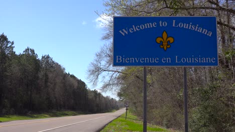 una señal de tráfico da la bienvenida a los visitantes a louisiana