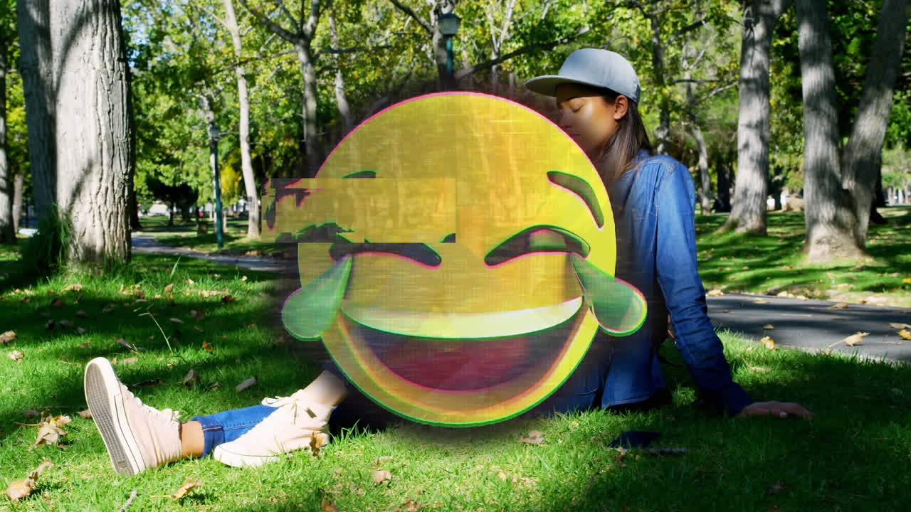 animación de un emoji feliz sobre una mujer al aire libre