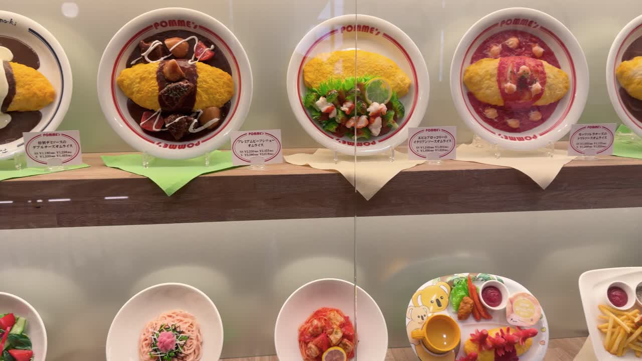 日本料理店のショーケースに並べられた、様々な食品サンプルのオムライス（ミディアムショット）。