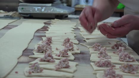 Una-Panadería-También-Panadería-O-Panadería-Es-Un-Establecimiento-Que-Produce-Y-Vende-Alimentos-A-Base-De-Harina-Horneados-En-Un-Horno,-Como-Pan,-Galletas,-Pasteles,-Pasteles-Y-Tartas