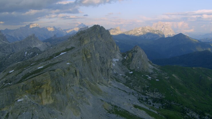 Wunderschöner Sonnenuntergang über felsigen Berggipfeln in den italienischen Dolomiten, Luftaufnahme.