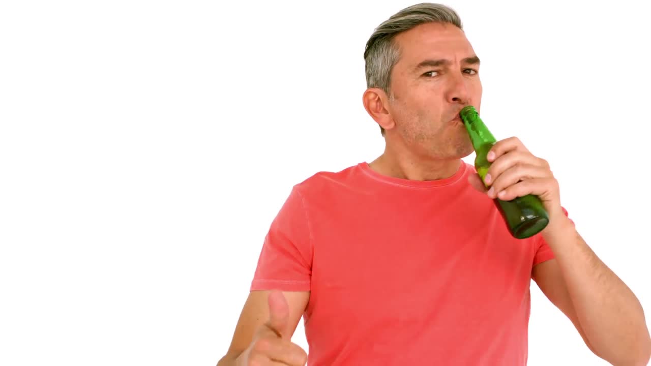 hombre adulto bebiendo una cerveza con los pulgares hacia arriba