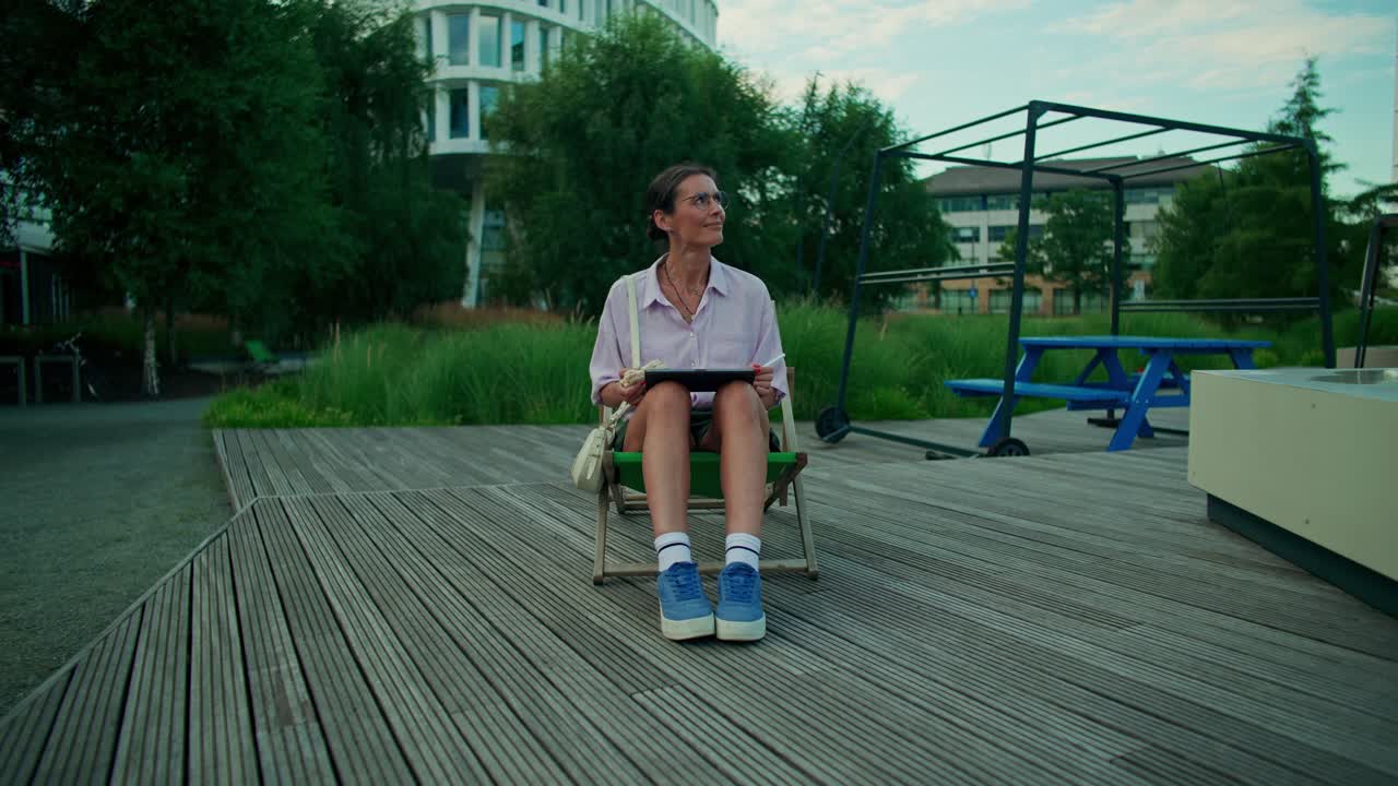 Frau entspannt mit einem Tablet in einem Park