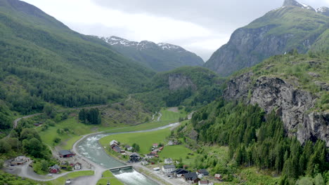 revelador brote areal en noruega - verano, revelando cascada rjoandefossen en la distancia