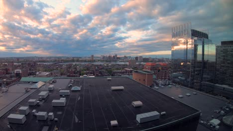 Un-Dramático-Lapso-De-Tiempo-De-Nubes-Corriendo-Por-El-Cielo-Sobre-Boston