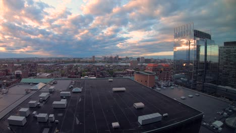 un dramático lapso de tiempo de nubes corriendo por el cielo sobre boston
