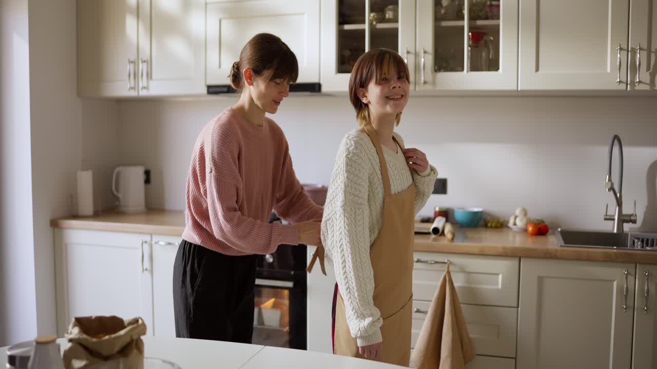 La famiglia cucina insieme in cucina