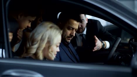 family buying new car with credit car