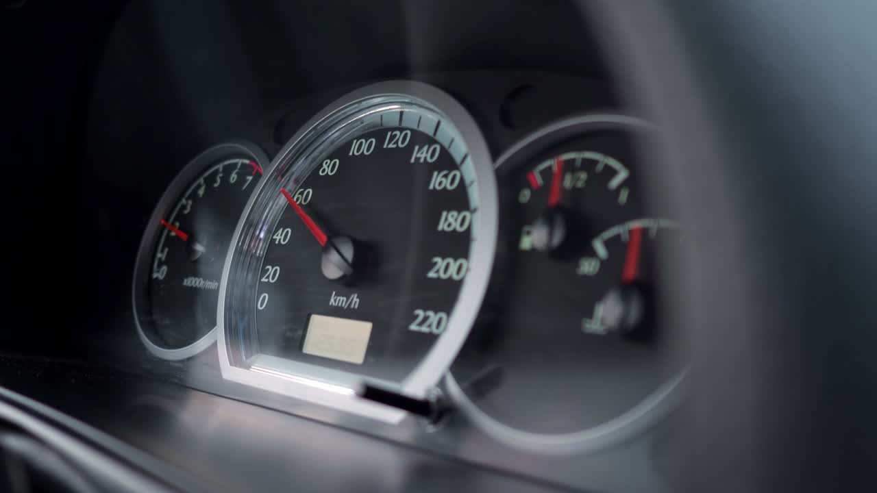 시속 60km의 속도를 나타내는 스피도미터를 가진 자동차 대시보드 클로즈업