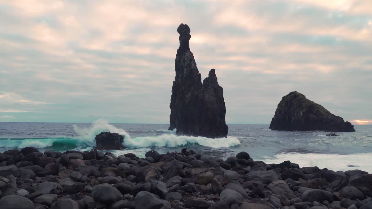 dramática costa volcánica al atardecer