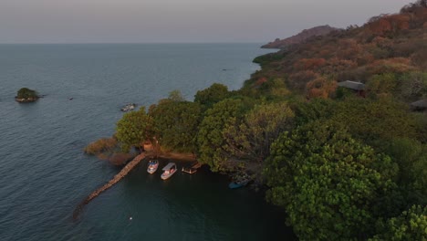 pan vista derecha de la isla de nankoma. lago malawi, malawi.