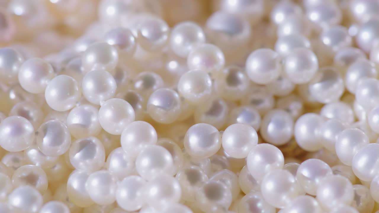 perlas blancas hermosas. productos a partir de perlas naturales