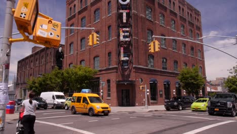 Ein-Hotel-In-Brooklyn,-New-York,-Ist-An-Einem-Sommertag-Zu-Sehen