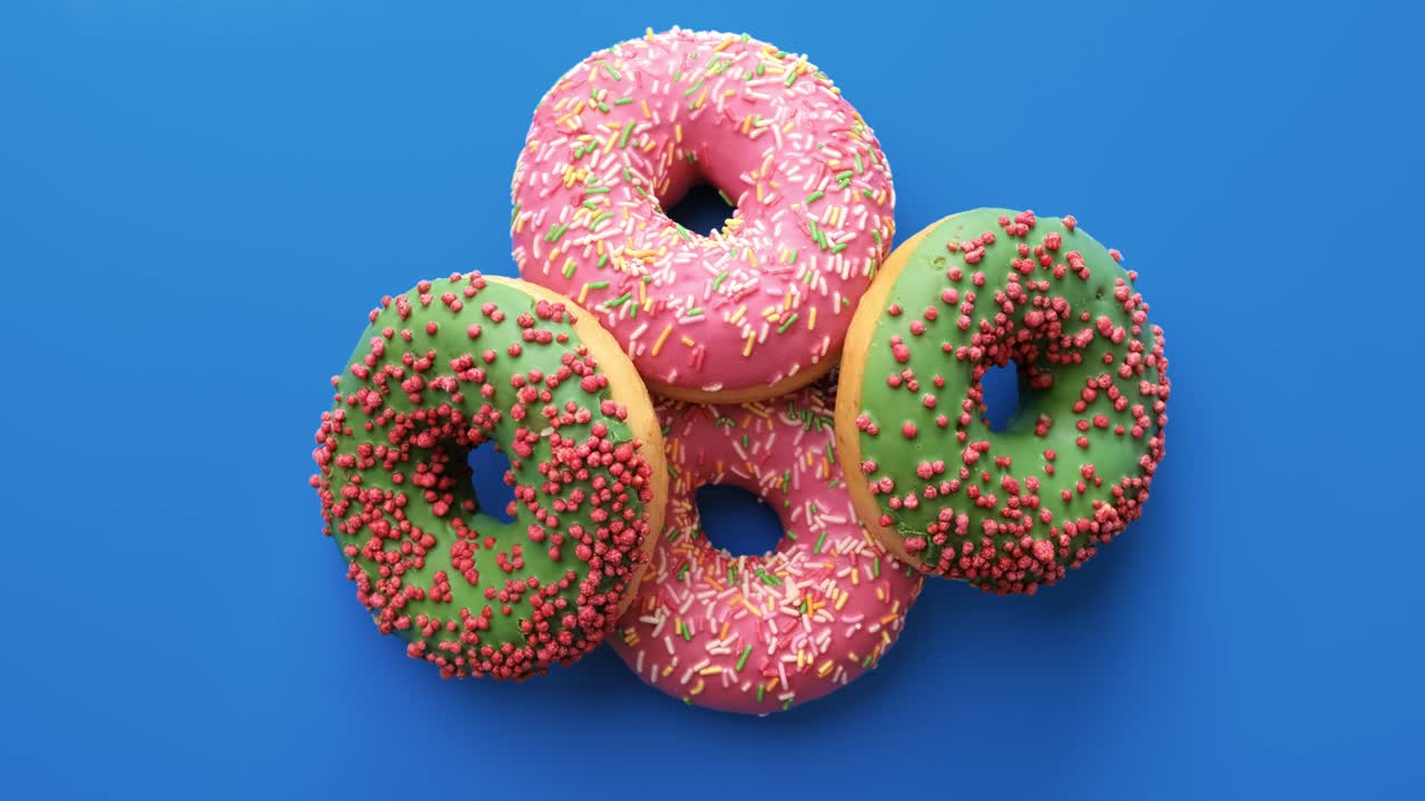 porción de rosquillas de anillo girando aisladas en fondo azul. filmado con la cámara de cine red raven 4k