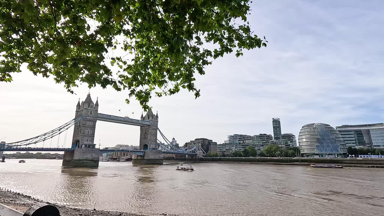 강과 스카이 라인을 가진 상징적인 런던 다리
