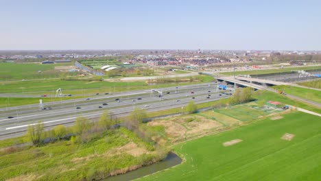 Luftaufnahme-Des-Verkehrs-Auf-Einer-Stark-Befahrenen-Autobahn-In-Der-Niederländischen-Landschaft