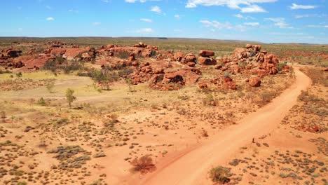 Panorama-De-Rocas-De-Granito-En-La-Sabana-En-El-área-De-Conservación-De-Los-Mármoles-Del-Diablo-En-Australia