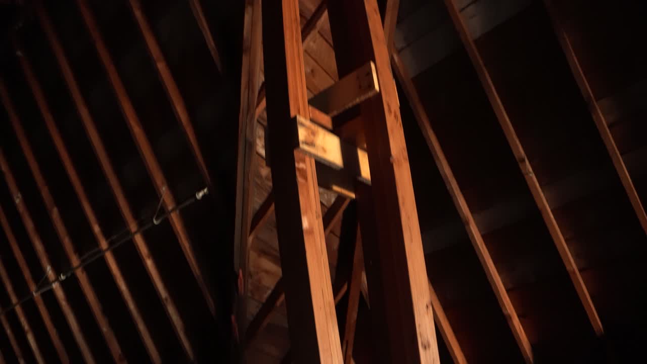 soportes de madera en un antiguo ático de estructuras abandonadas