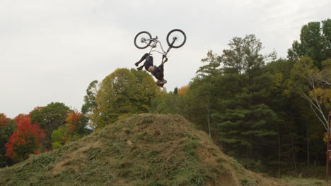 Choque-De-Deportes-Extremos:-Choque-De-Deportes-Extremos-Falla-Hacia-Atrás-En-Un-Gran-Salto-De-Tierra-En-Bicicleta-De-Montaña