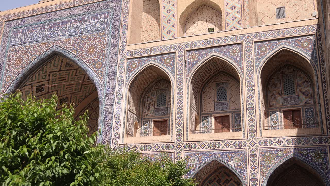 filas de arcos en la histórica madrasa en samarcanda, uzbekistán a lo largo de la histórica ruta de la seda