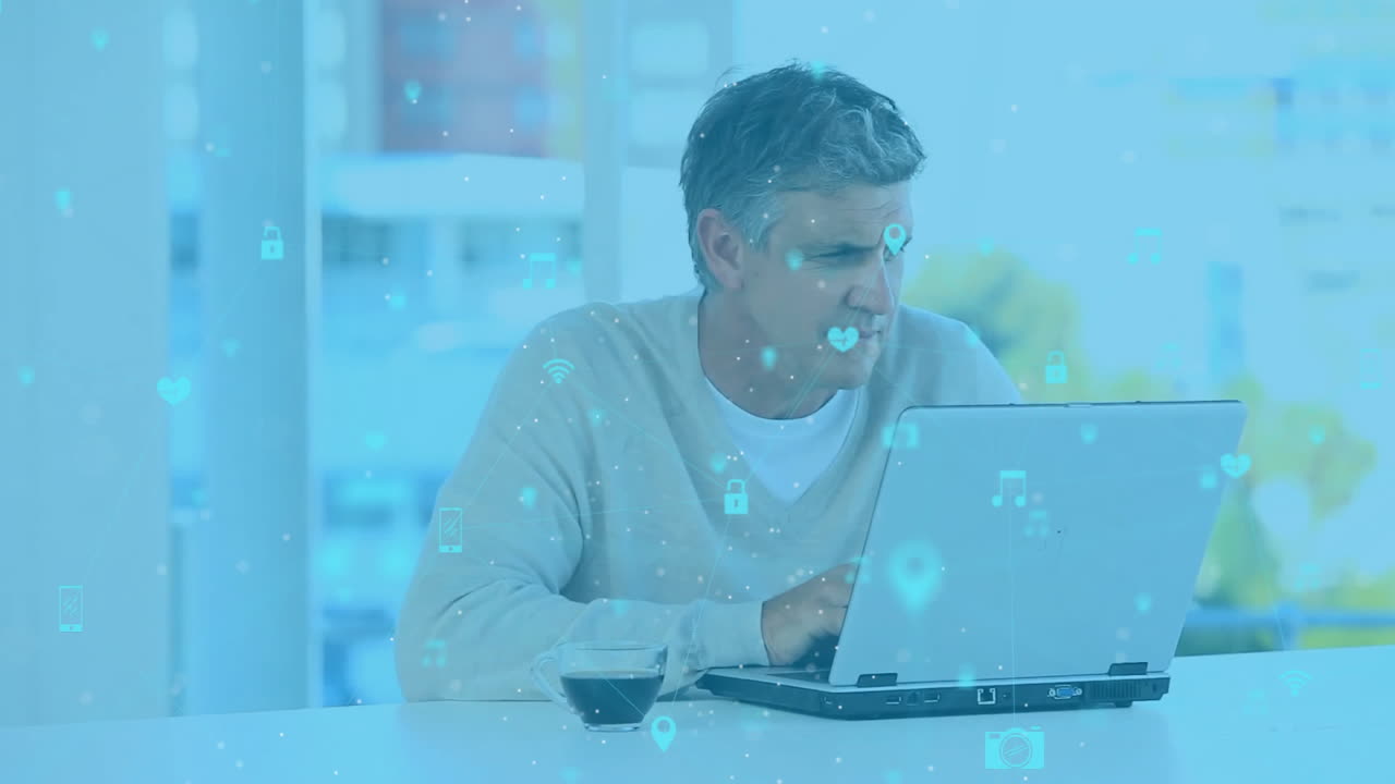 usando portátil, hombre trabajando con iconos de redes sociales animación sobre fondo azul