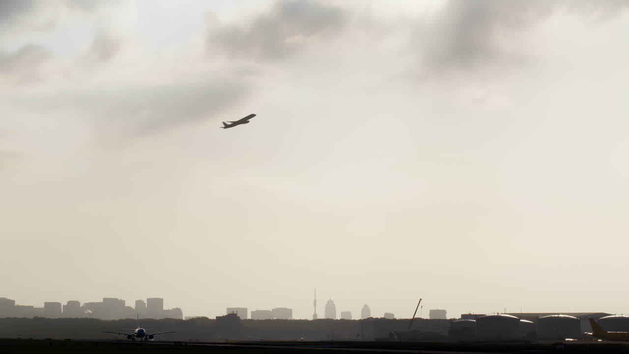 도시 공항에서 이륙 및 착륙하는 항공기