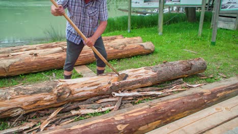 Tiro-A-Cámara-Lenta-De-Un-Cincelado-De-Madera-Balsero-Tradicional-Junto-Al-Río-Drava-En-Eslovenia