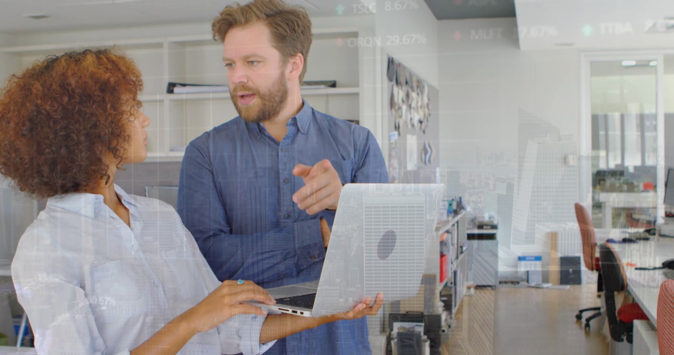 Animation von Datenverarbeitung und Stadtlandschaft über vielfältigen Geschäftsleuten im Büro.