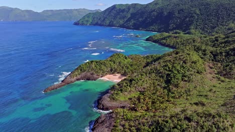 vista aérea que muestra la playa privada de arena de onda durante un día soleado