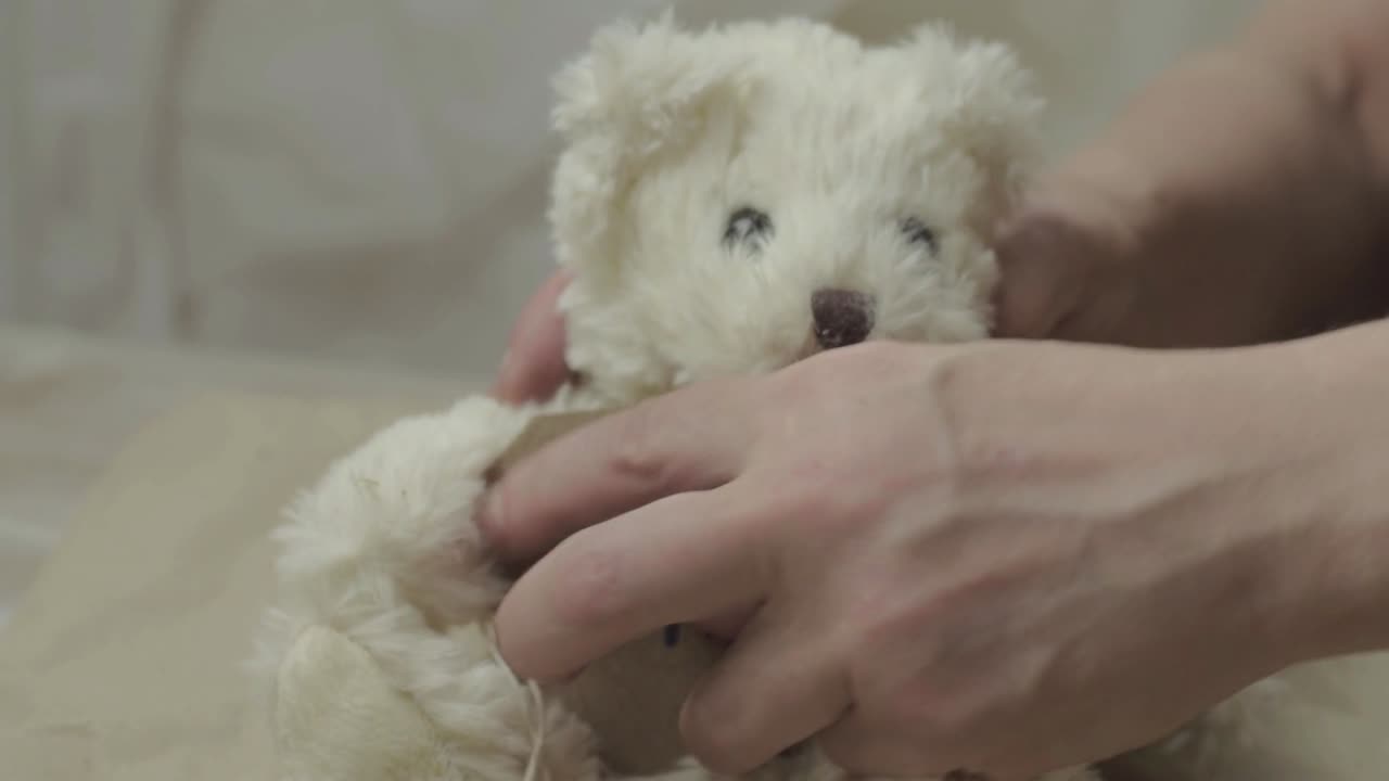 아이들이 잃어버린 테디베어에게 라벨을 붙이기